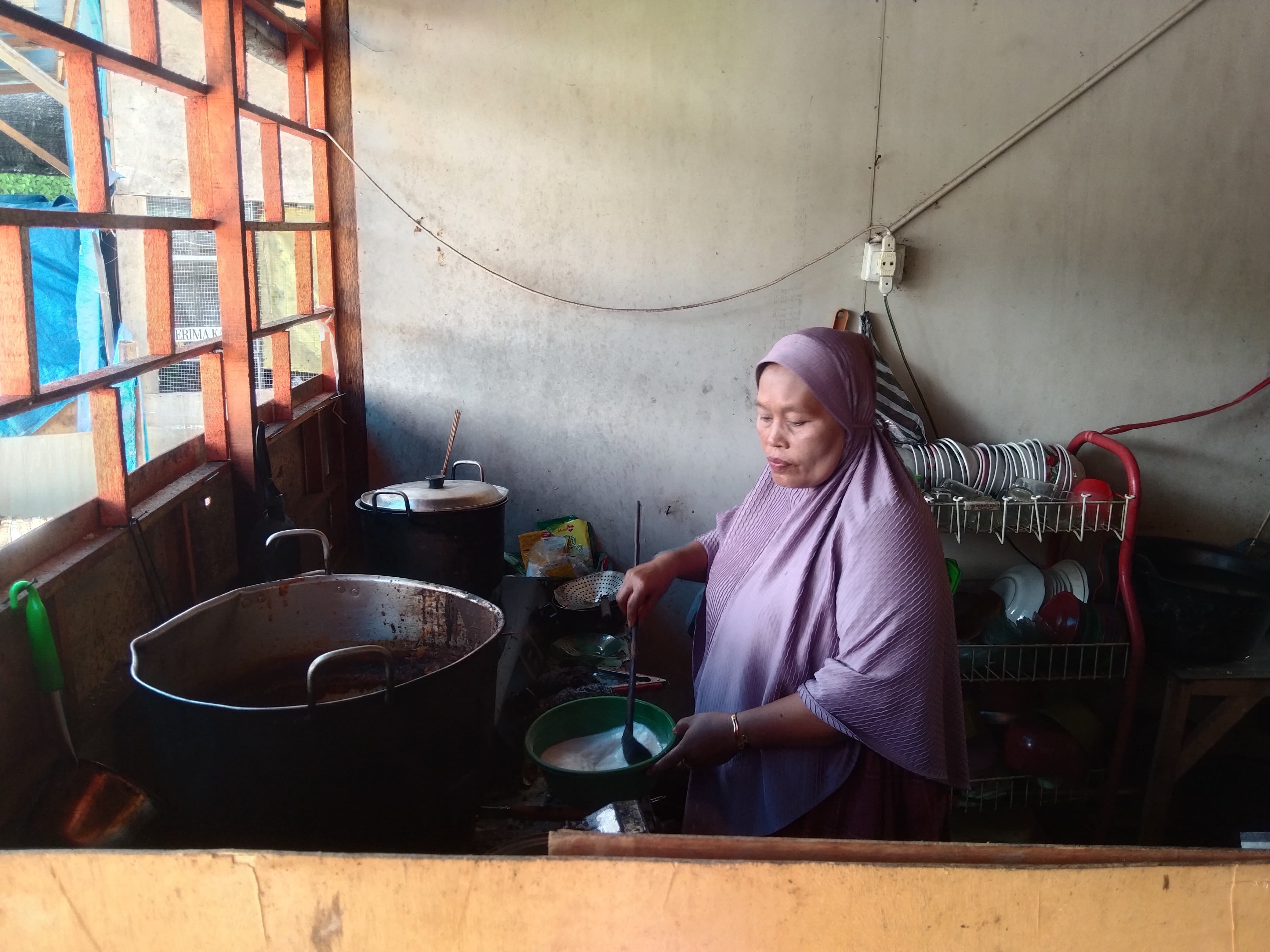 Gusti Warni, pedagang di Kawasan Taman Batang Agam