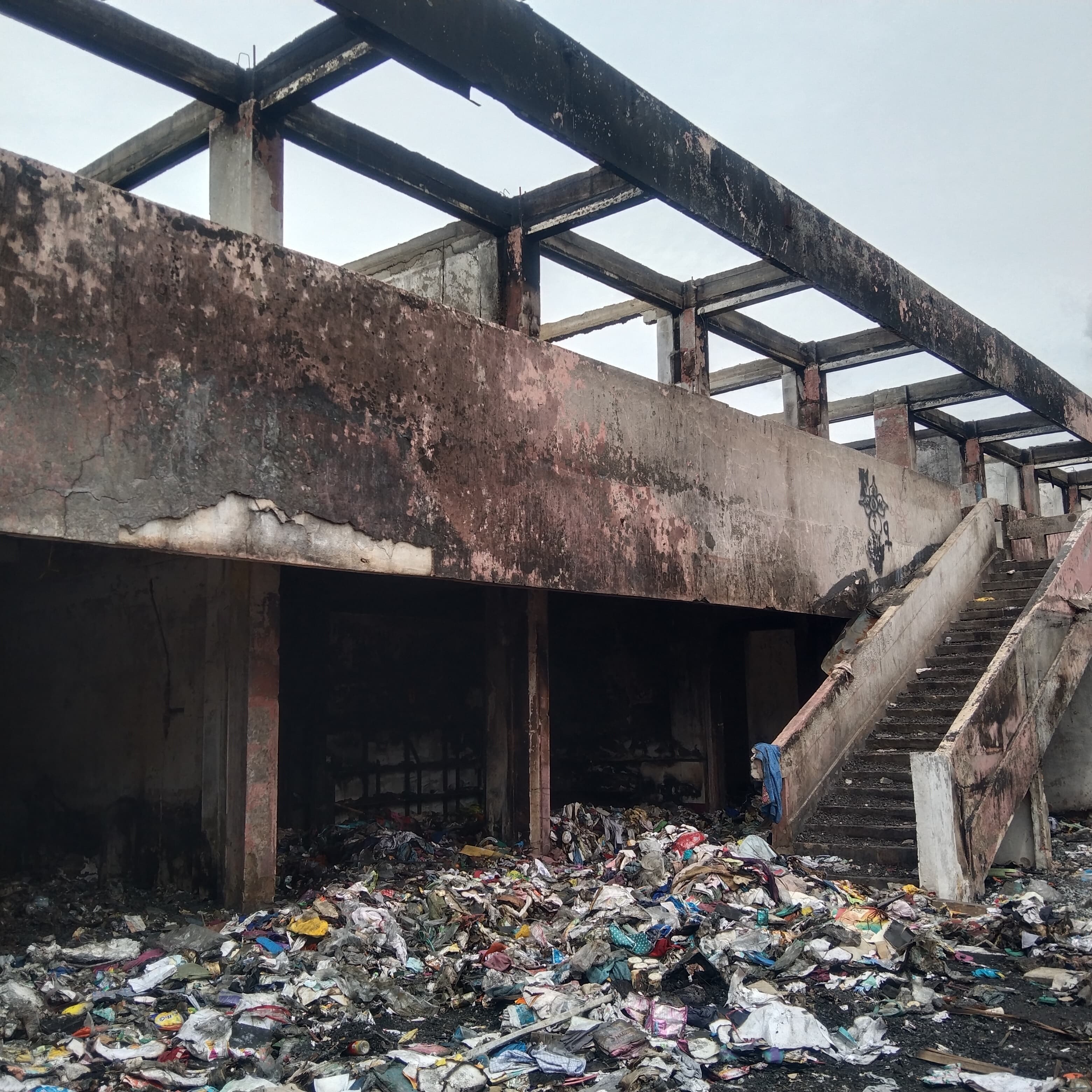Mengais Harapan di Puing Pasar Payakumbuh yang Terbakar