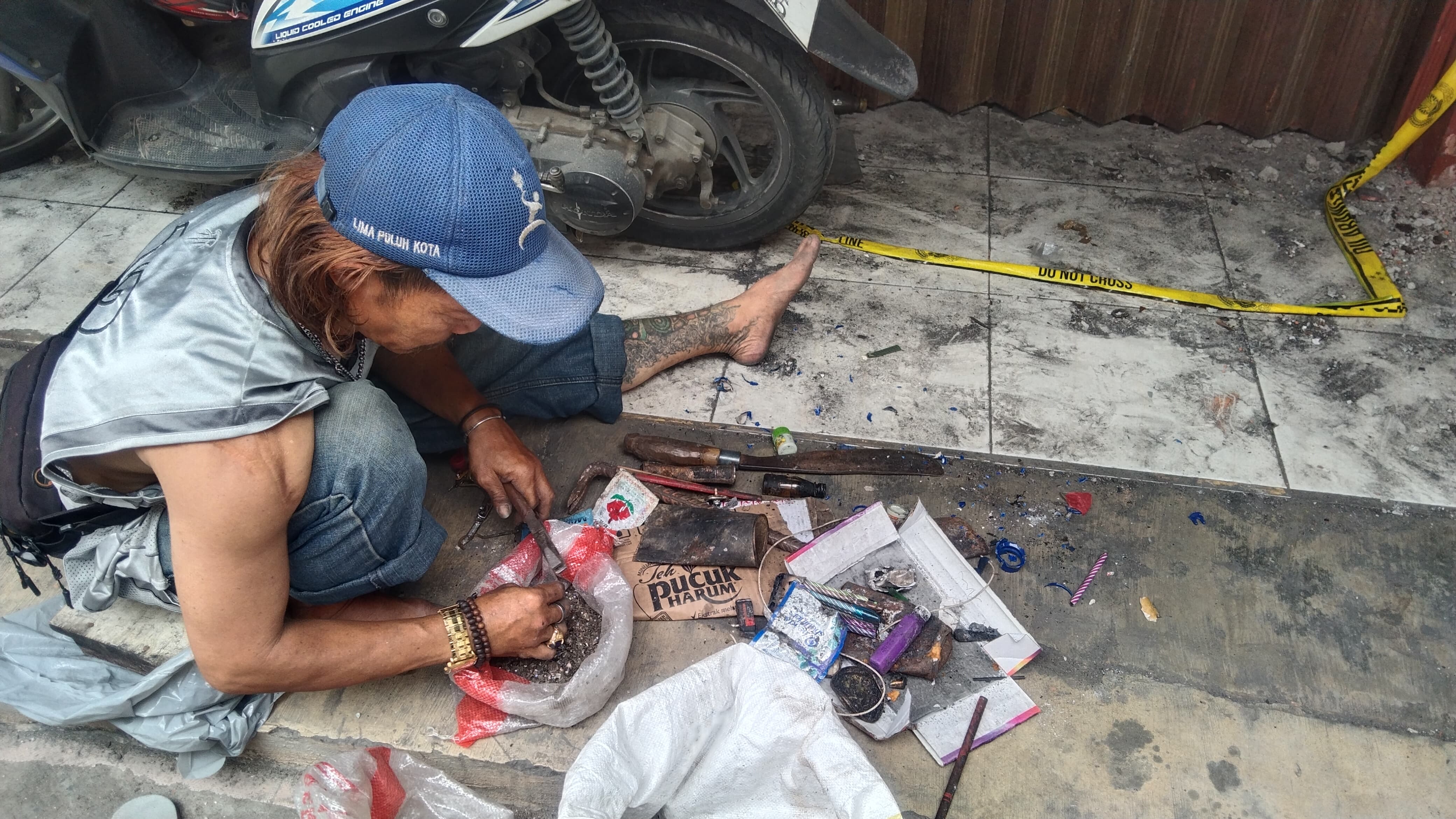 Kisah Pak Reki di Puing Pasar Payakumbuh