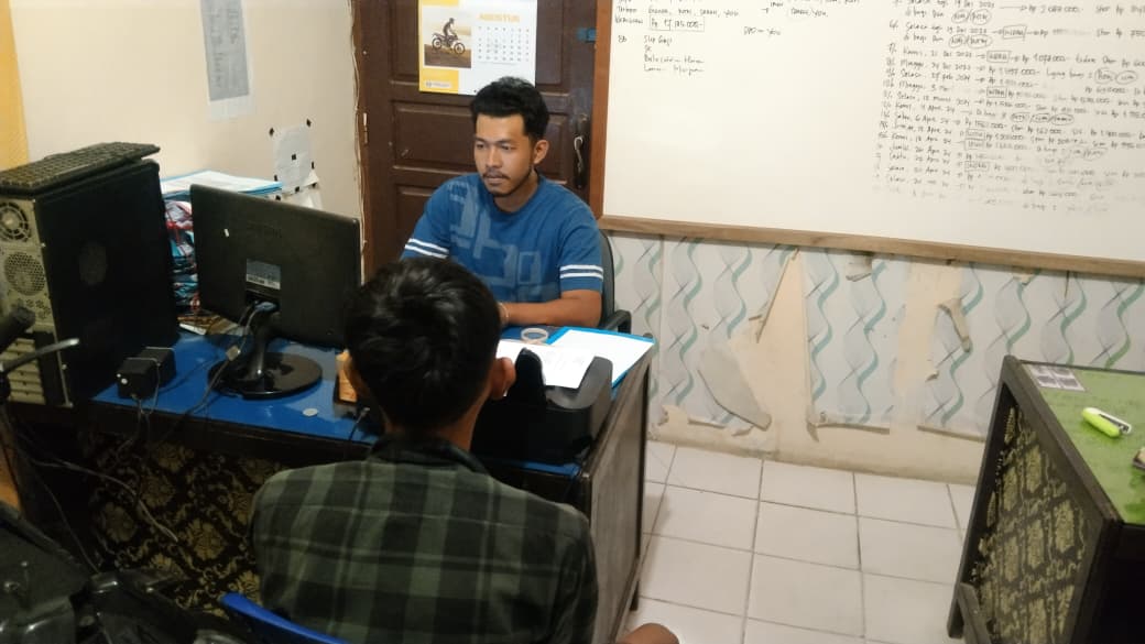 Terduga pelaku maling mesin air saat diinterogasi