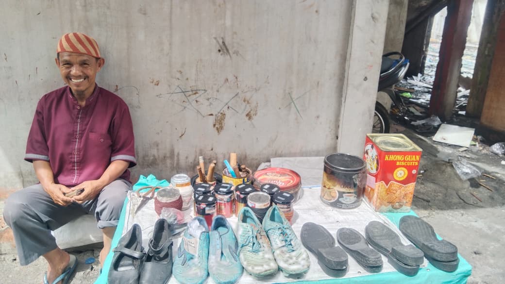 Tersenyum di Tengah Abu: Kisah Pak Irwan, Tukang Sol Sepatu di Pasar Payakumbuh yang Anaknya Berkuliah di Al-Azhar, Mesir