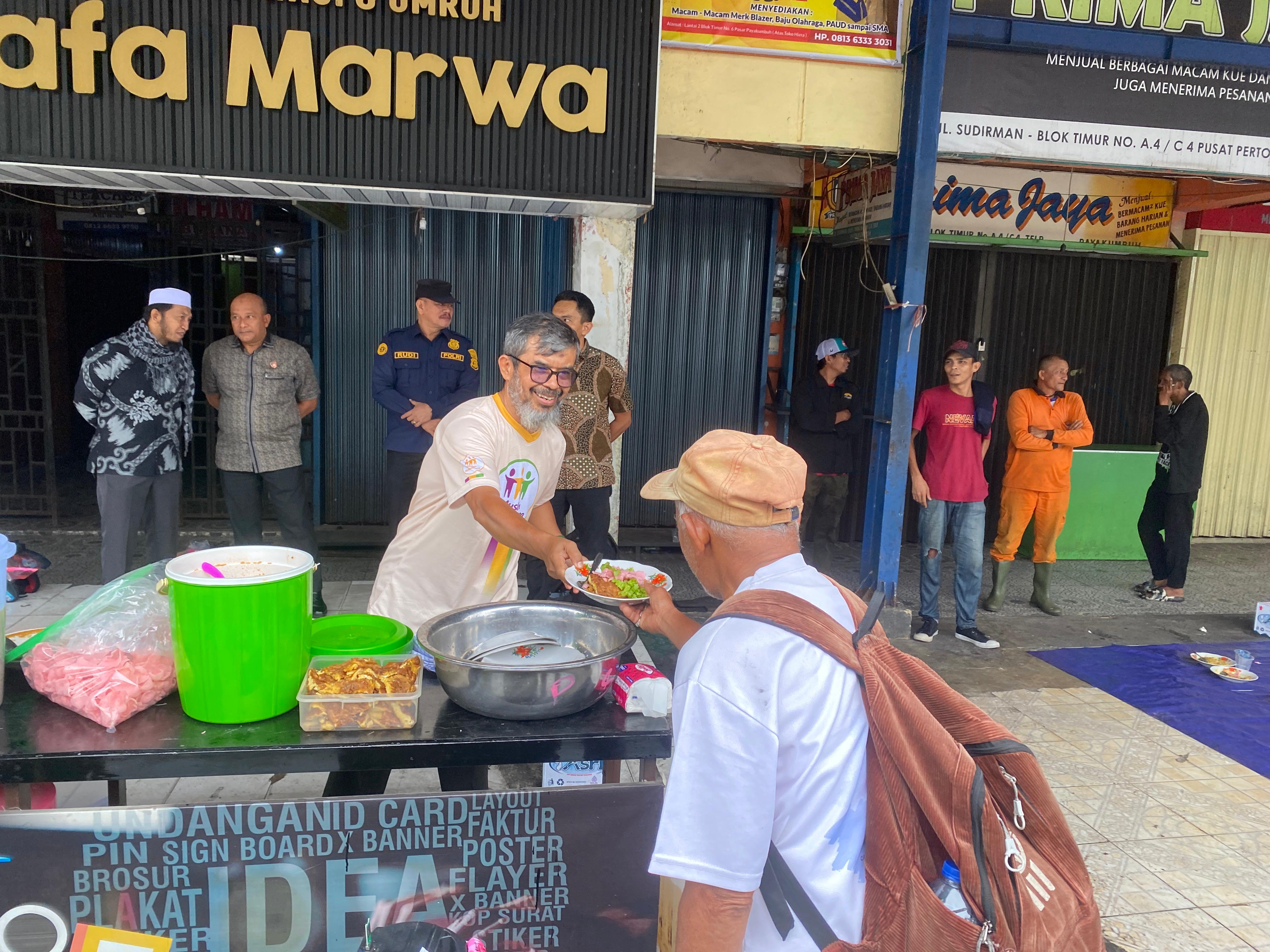 Bangkit Bersama, Mitra Deradikalisasi Polres Payakumbuh Bagikan Sarapan Gratis di Pasar Timur