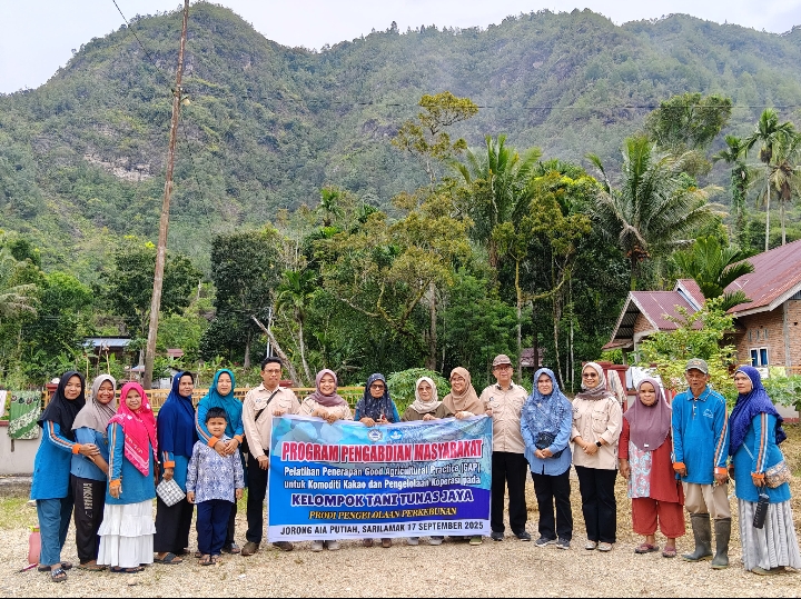 Dosen Politeknik Pertanian Negeri Payakumbuh Dampingi Petani Kakao Terapkan Good Agriculture Practice