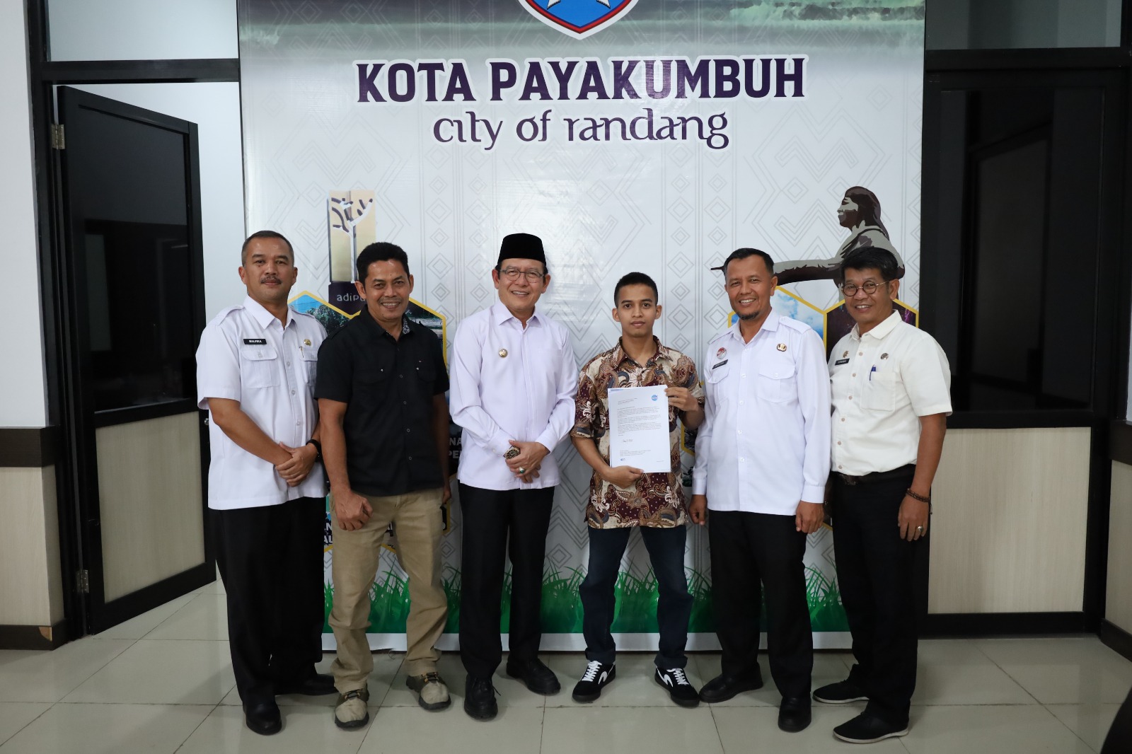 Wako Payakumbuh bersama Dua Pemuda Payakumbuh yang Diakui Apple dan NASA