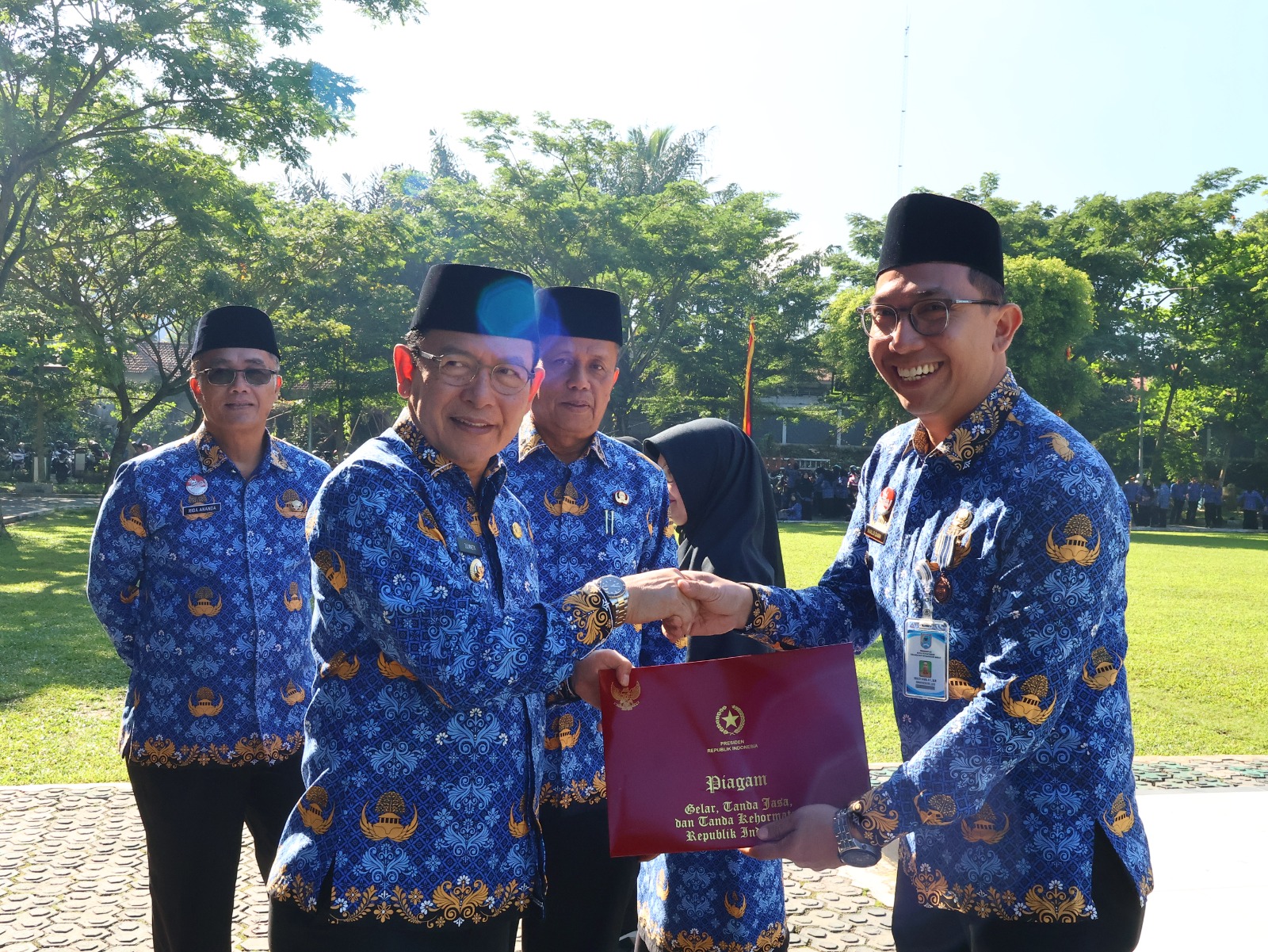 Peringati Hari KORPRI, Wako Zulmaeta serahkan penghargaan kepada ASN