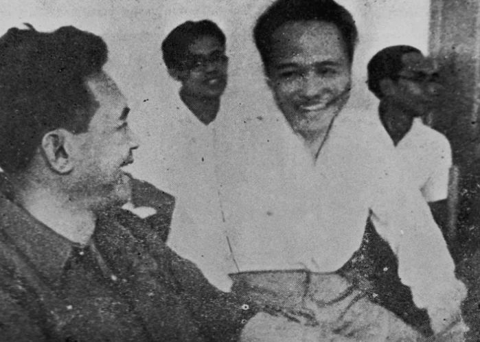 Dok. Tan Malaka tengah ngobrol bersama Sukarni