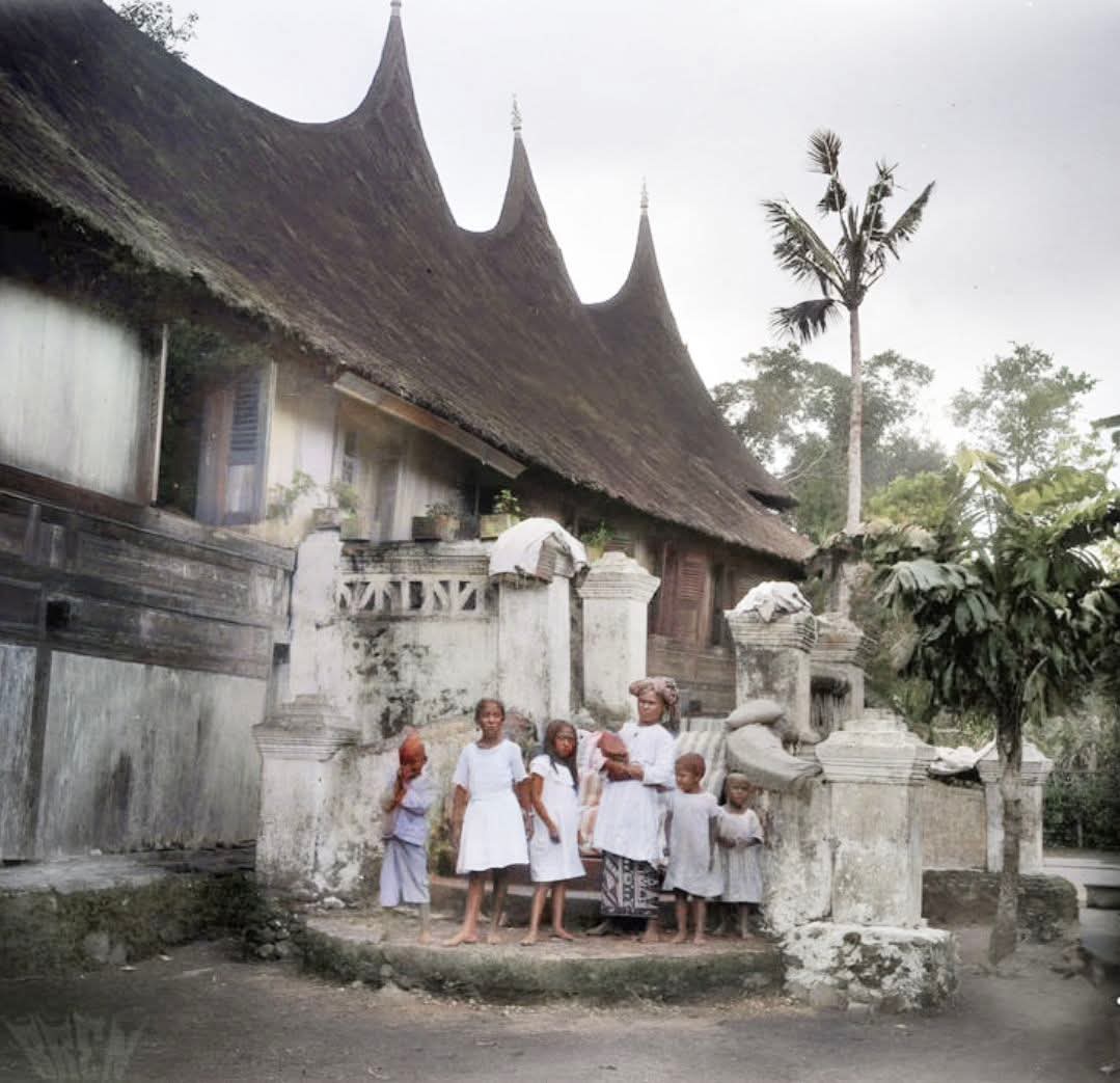 Membaca Fungsi Rumah Gadang lewat Alam Takambang Jadi Guru Karya A.A. Navis