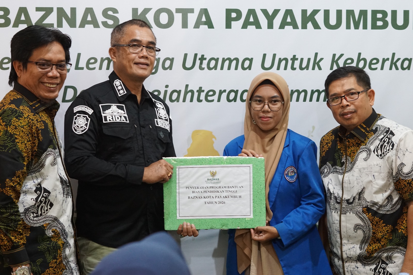 Pemko Payakumbuh dan Baznas Salurkan Bantuan Pendidikan untuk Mahasiswa kurang mampu