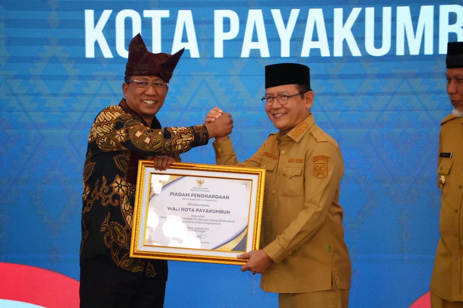 Wako Zulmaeta Terima Penghargaan Menteri Hukum atas Dukungan Posbankum