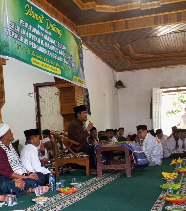 Buya Apria, Angku Mudo Khalis saat memberikan tausyiah.