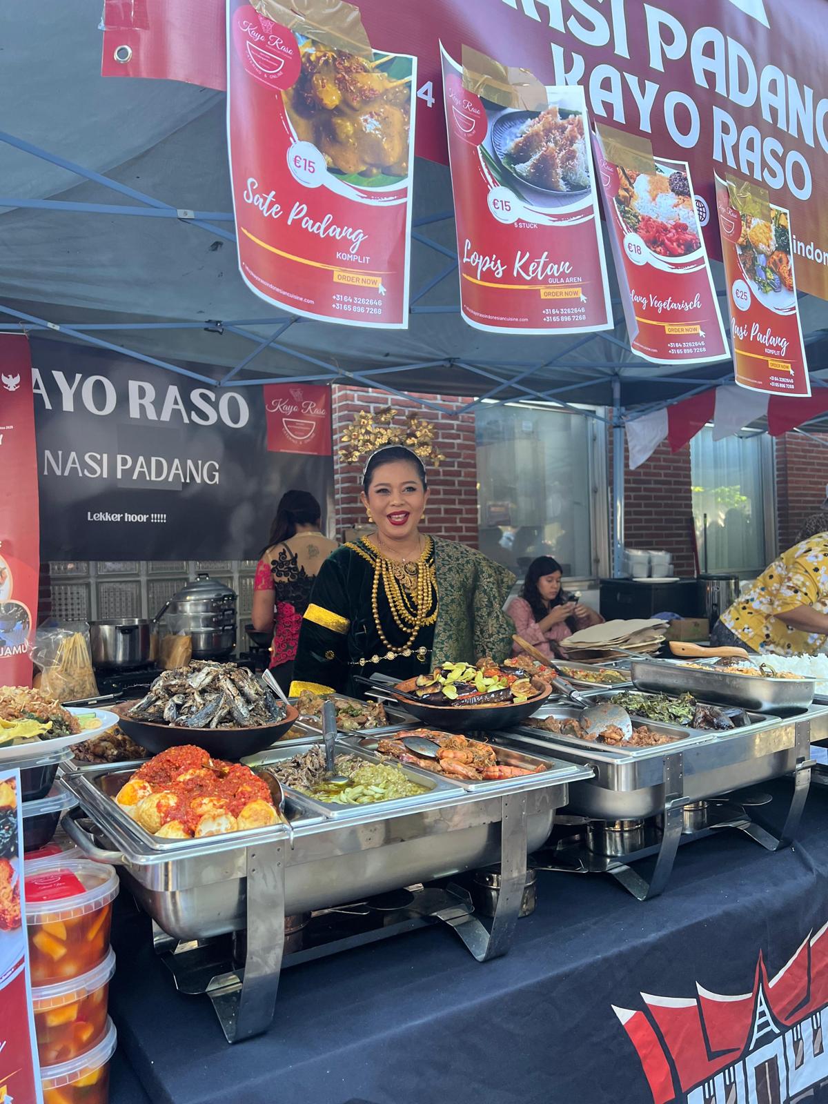 Camelia Greeve saat membuka stand Nasi Padang, Kayo Raso di Belanda