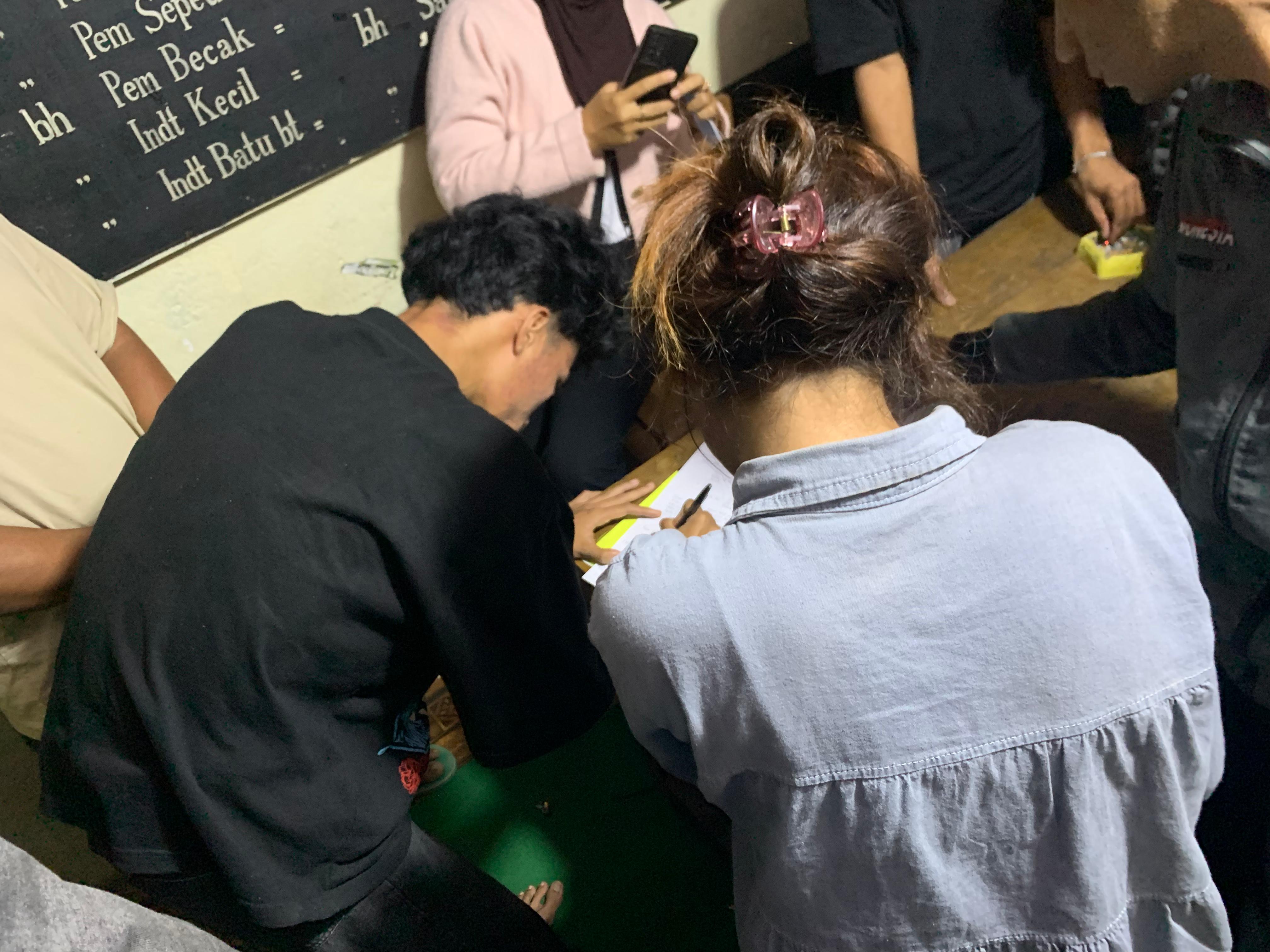 Pasangan Bukan Suami Istri Terjaring Warga di Jorong Guguak, Didenda 100 Sak Semen