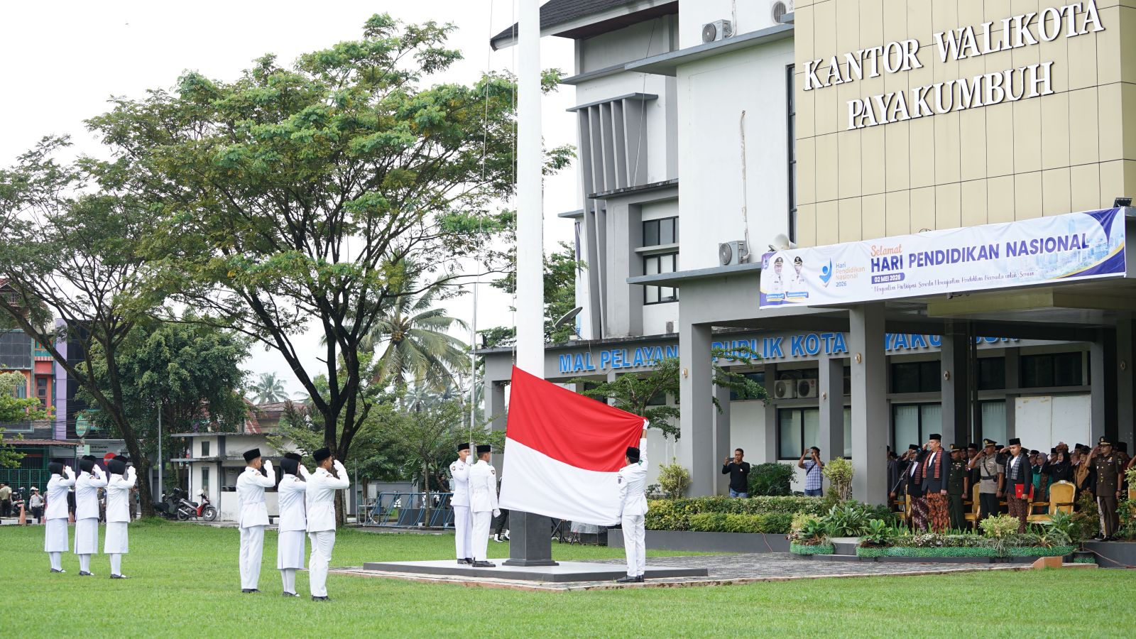 Elzadaswarman Pimpin Upacara Hardiknas 2026, Pemko Payakumbuh Perkuat Digitalisasi Sekolah