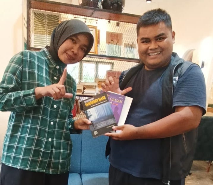 Nabila, Barista Toko Kopi Sudut terima donasi buku dari Ketua FLP Paliko, Syahmil Rida.